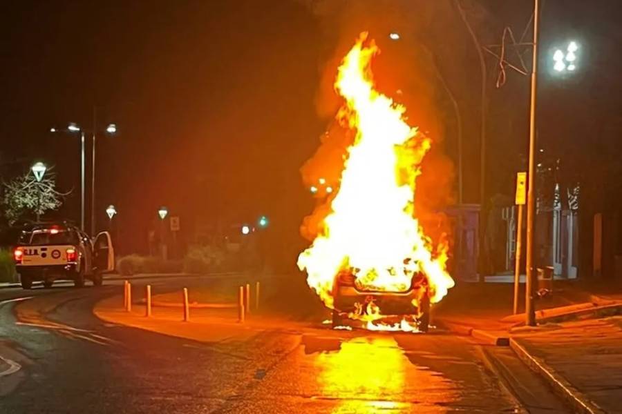 Se prendió fuego un automóvil en Av. Hipólito Yrigoyen y calle La Rioja