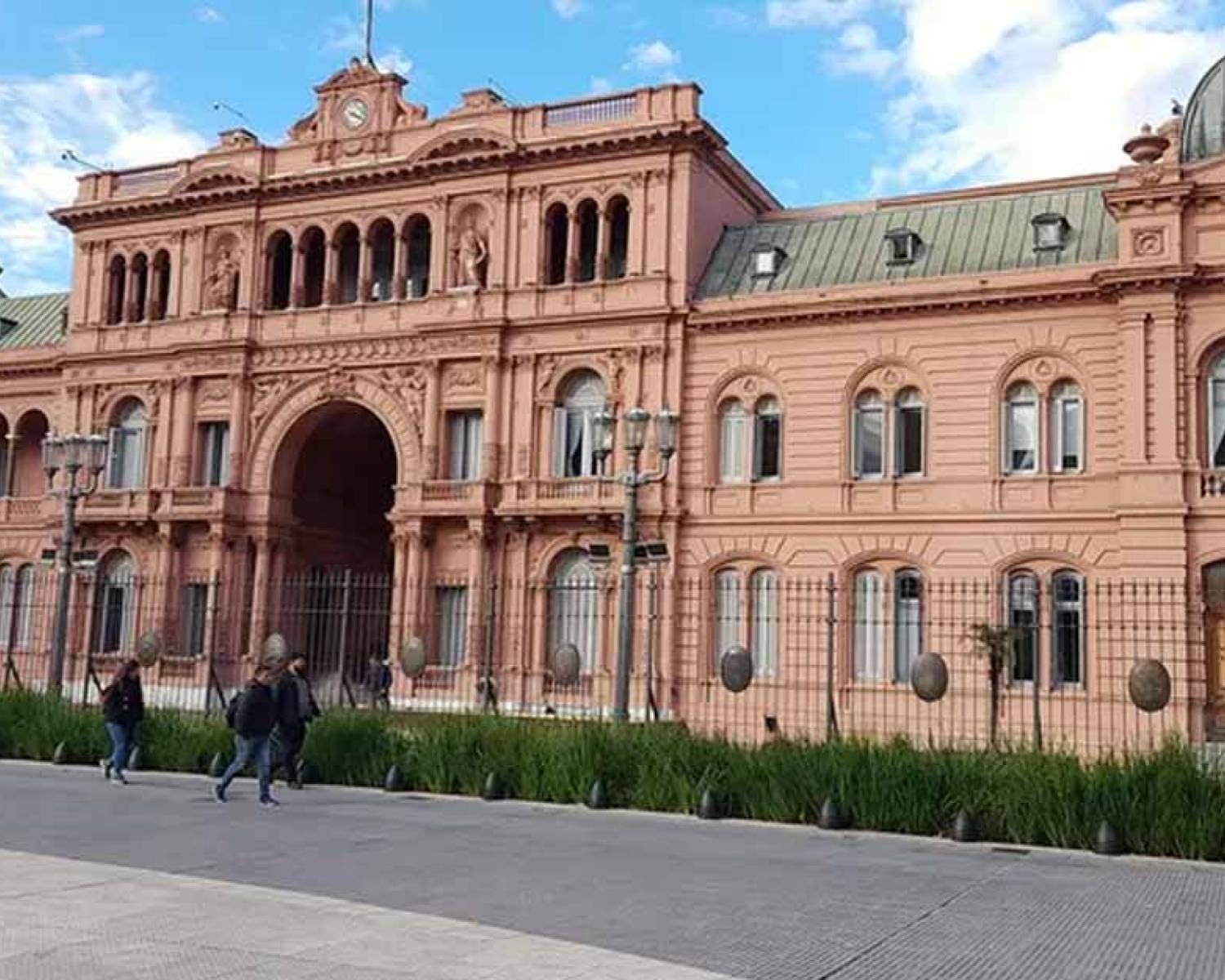 El Gobierno no dictó asueto por el partido, pero dio 