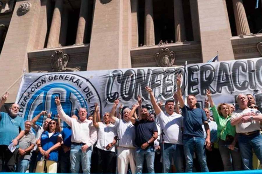 La CGT, las CTA y movimientos sociales marchan al Congreso junto a los jubilados