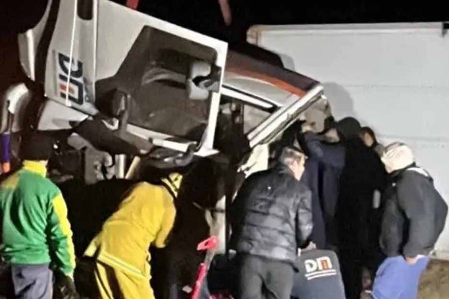 De película: Rescatan a un camionero atrapado entre hierros retorcidos