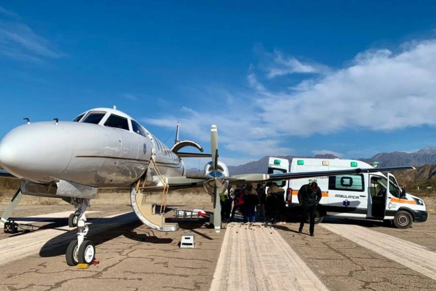 Mediante vuelo sanitario trasladaron desde Belén a una paciente en grave estado