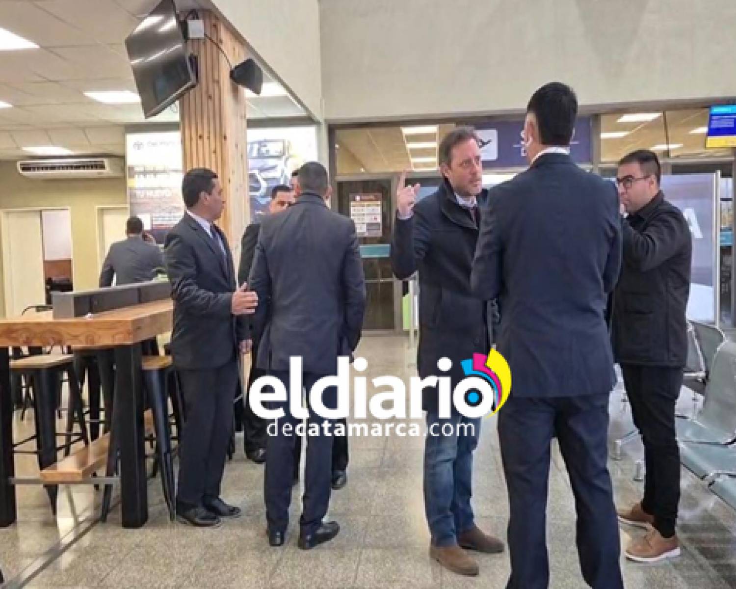 Jalil recibe en el aeropuerto “Felipe Varela” a funcionarios nacionales y gobernador de Santiago del Estero