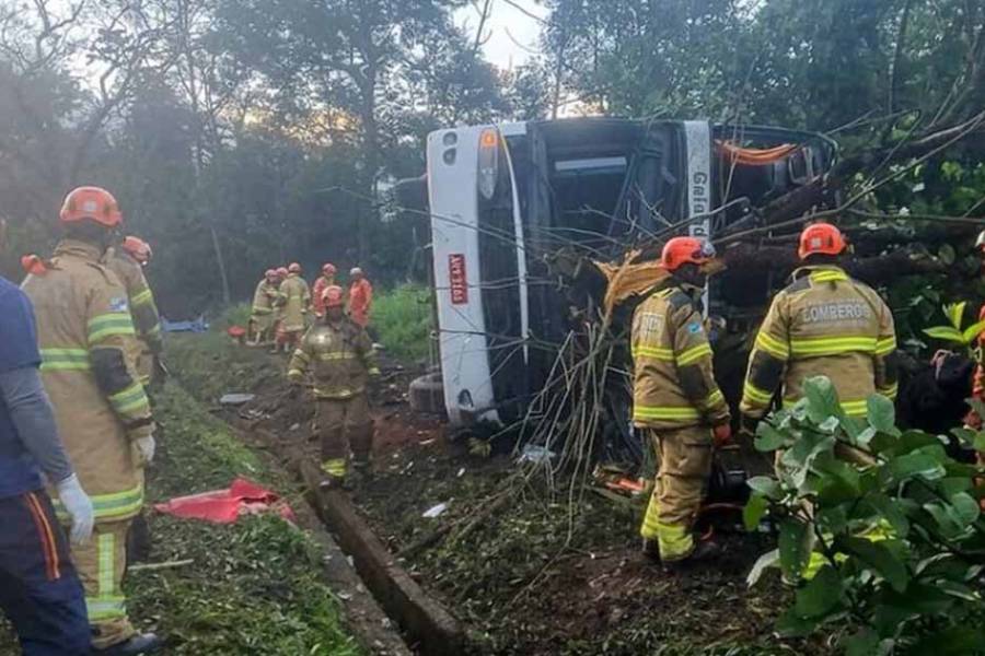 Tragedia en Brasil: volcó un micro turístico en Petrópolis y murieron al menos 10 personas
