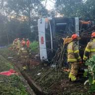 Tragedia en Brasil: volcó un micro turístico en Petrópolis y murieron al menos 10 personas