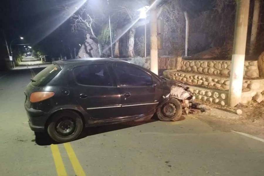 Perdió el control en El Rodeo: impactó contra un muro de piedra y resultó herido
