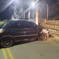 Perdió el control en El Rodeo: impactó contra un muro de piedra y resultó herido