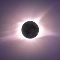 Llega el eclipse lunar: ¿hay que usar anteojos para verlo?