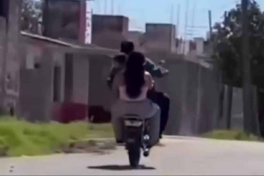 Buscan suspender la licencia del conductor que arriesgó a su hijo haciendo acrobacias en moto