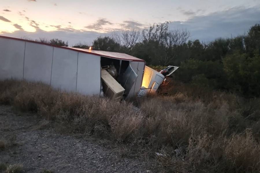 Departamento La Paz: un camión de gran porte volcó sobre la Ruta 60