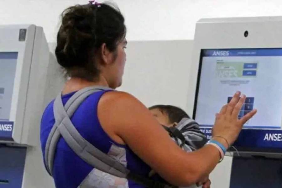 El Gobierno automatiza la verificación de controles de salud y escolaridad para el cobro de la AUH