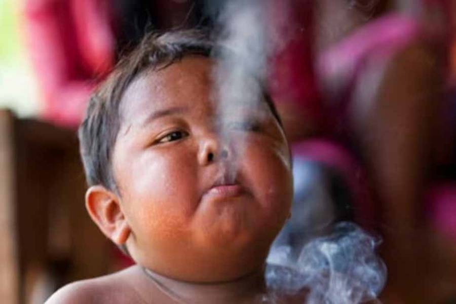 Tenía 18 meses y fumaba 40 cigarrillos diarios: así está hoy Ardi Rizal, el niño de la foto viral