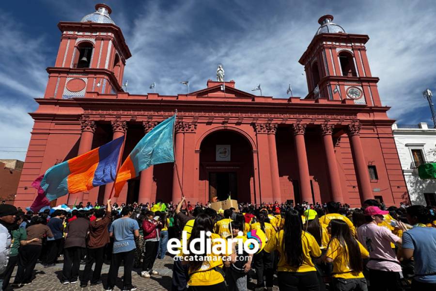 El Colegio Quintana celebró a su patrono con una procesión hacia la plaza central