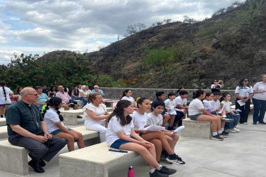 Los niños se unieron en la oración por la paz del mundo