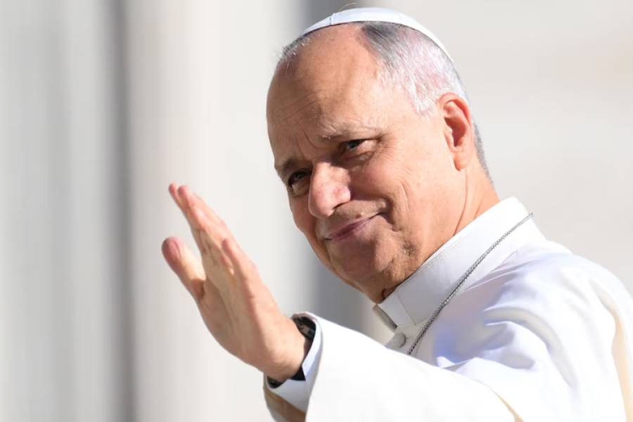 El Vaticano informó que el papa León XIV pasó una noche “tranquila” tras la cirugía para extirparle un tumor maligno del pulmón