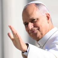 El Vaticano informó que el papa León XIV pasó una noche “tranquila” tras la cirugía para extirparle un tumor maligno del pulmón