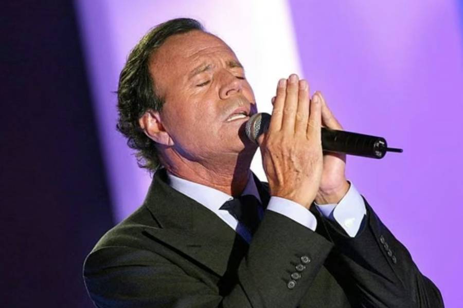 Piden avanzar con la investigación por abuso sexual y explotación laboral contra Julio Iglesias