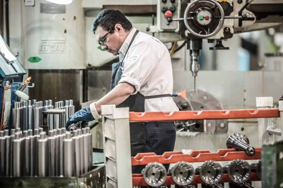 El empleo formal en la Argentina suma 14 meses en caída y el salario mínimo está en su piso histórico