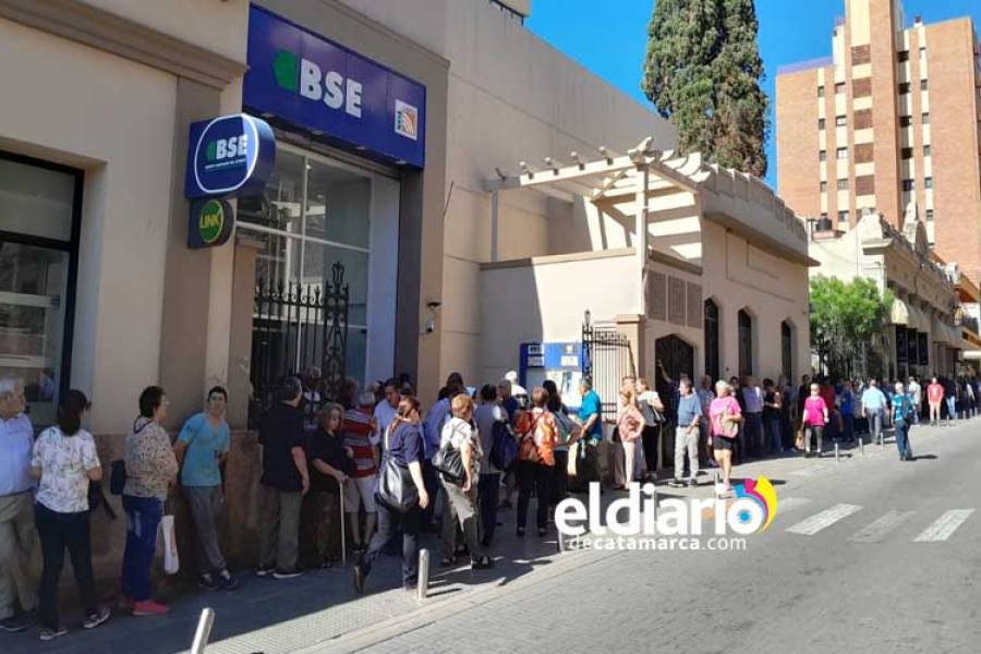 Largas filas de usuarios para cobrar en el Banco Santiago