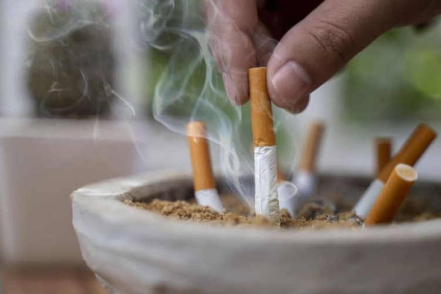 Francia prohibirá fumar en espacios públicos al aire libre