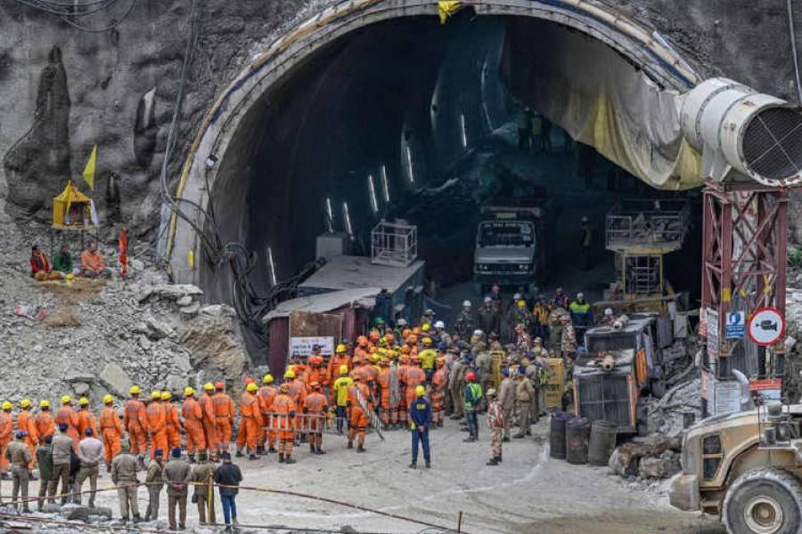 India: rescataron a 41 obreros que estuvieron 17 días atrapados en un túnel que colapsó