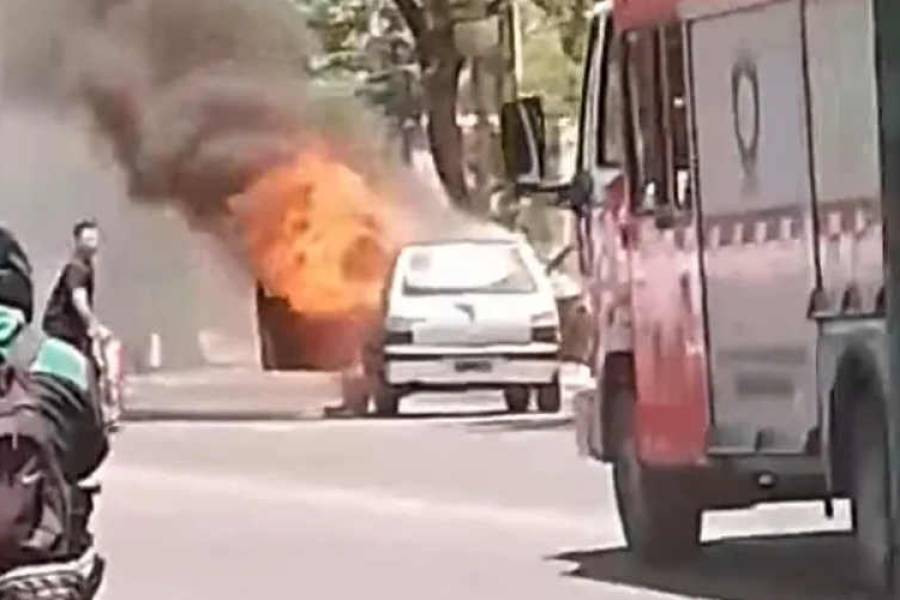 Un automóvil se incendió en la vía pública por efecto del calor