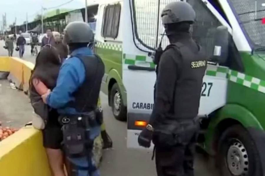 Chile: una mujer le quitó el arma a un policía y comenzó a disparar