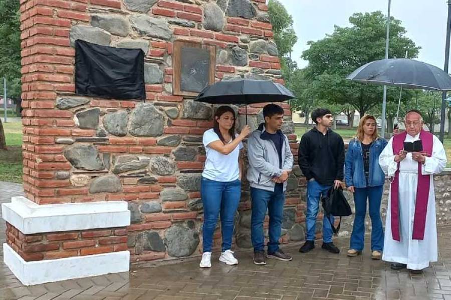 Recordaron a Juan Carlos Rojas con una placa en la plaza de Choya