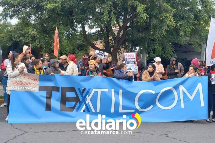 Ex empleados de TEXTILCOM marcharon a casa de gobierno