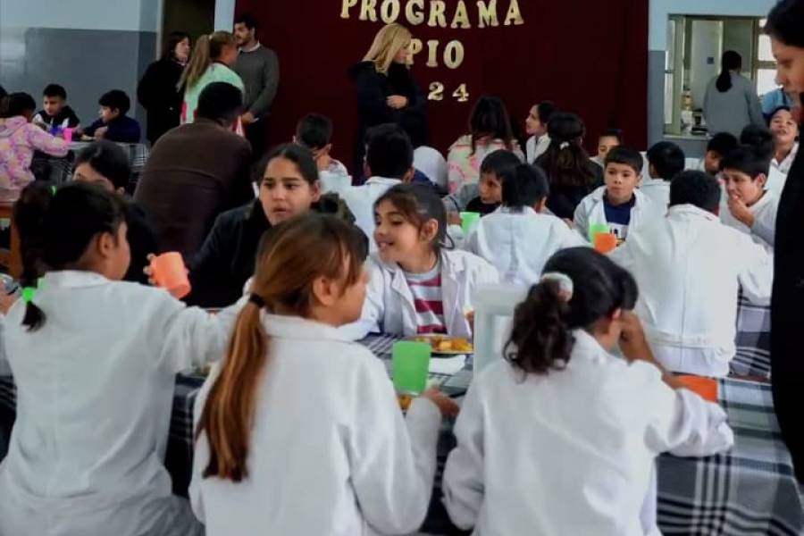 Raúl rubricó convenio con Nación para garantizar el financiamiento de comedores escolares