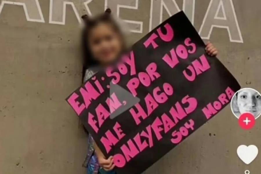 El polémico cartel que llevó una nena al recital de Emilia Mernes y causó indignación en las redes sociales
