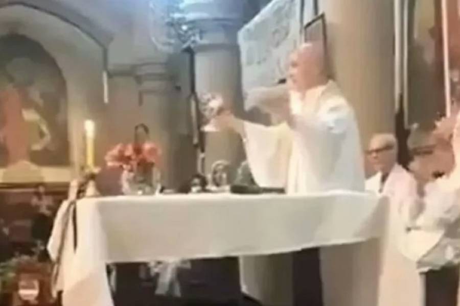 Un cura arengó a sus feligreses a cantar contra Javier Milei en plena misa y estalló la polémica