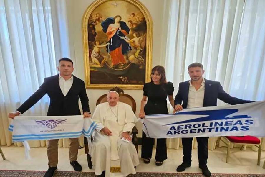 El papa Francisco posó con sindicalistas y una bandera de Aerolíneas Argentinas en pleno debate sobre la posible privatización de la empresa