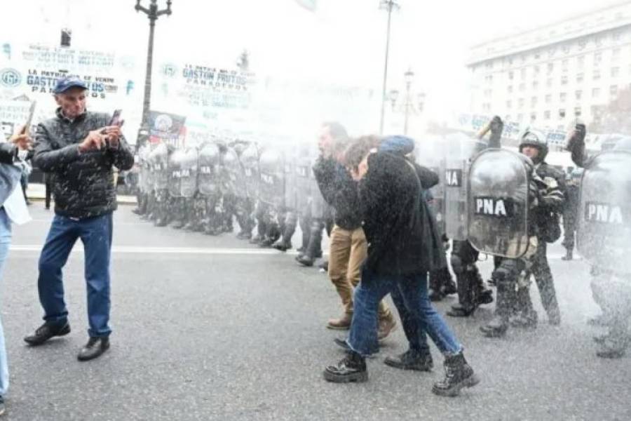 Máxima tensión en el Congreso: camión hidrante, gases lacrimógenos y piedras hacia los manifestantes