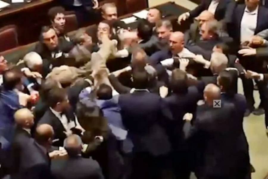 Bochorno total en Italia: una verdadera batalla campal se vivió en el Parlamento