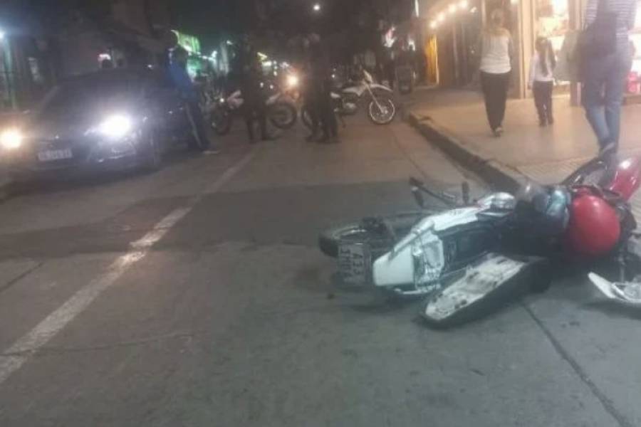 Imprudencia: Abrió la puerta de su auto y estampó a un motociclista