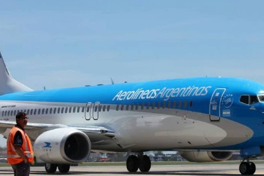 Motosierra: el Gobierno recortará rutas de Aerolíneas Argentinas