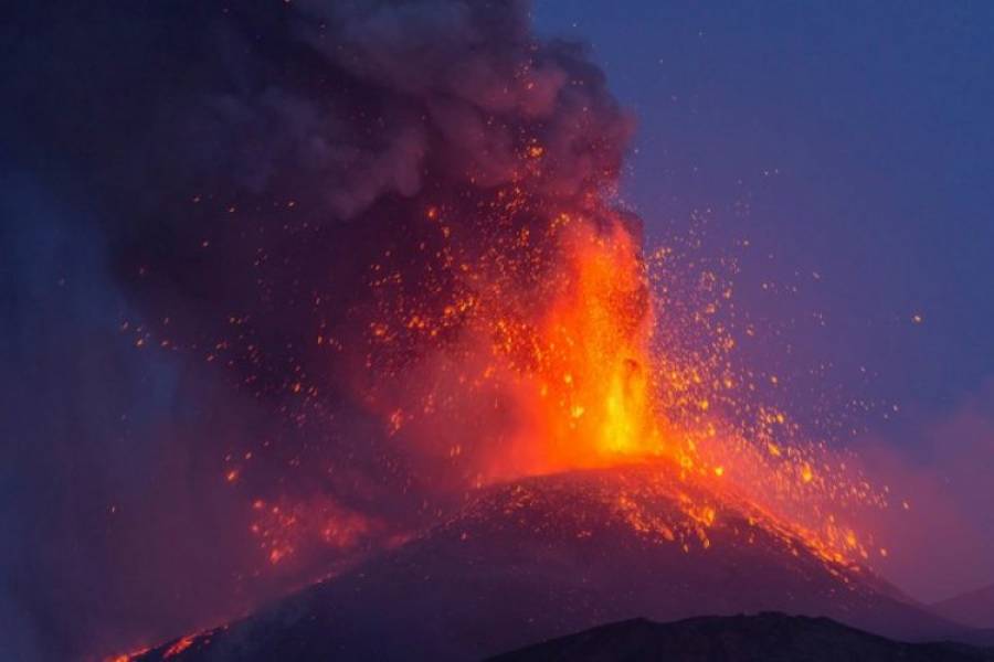 Así se vio la nueva erupción del Volcán Etna: suben los niveles de alerta