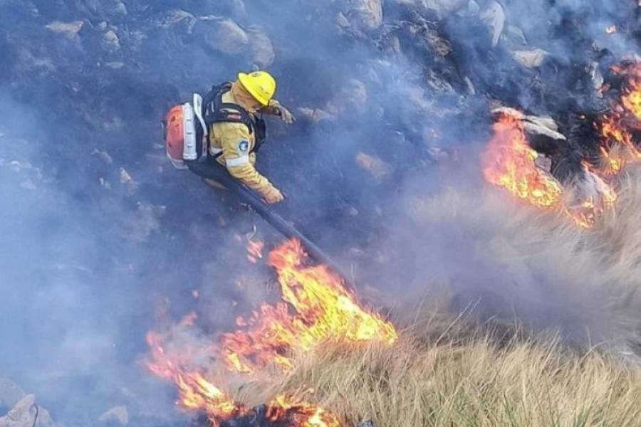 Se agrava el incendio: 300 bomberos combaten las llamas por cuarto día consecutivo