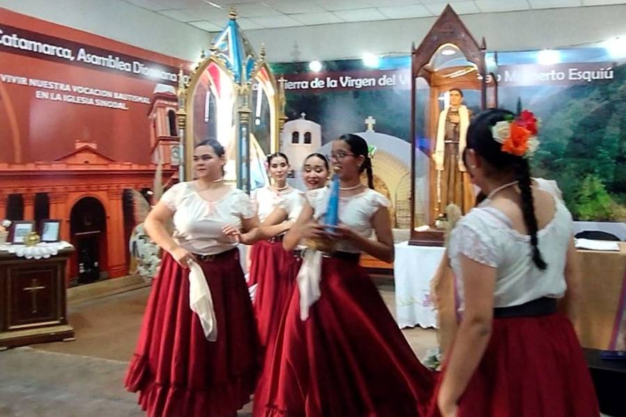 El ballet Atahualpa Yupanqui homenajeó a la Virgen del Valle y al Beato Esquiú