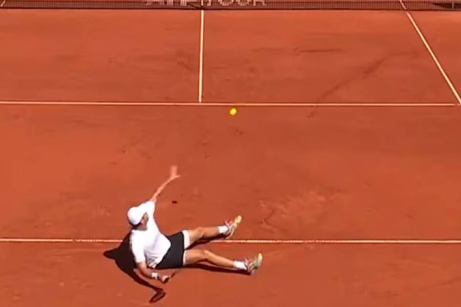 “No estoy seguro de haber visto algo así antes”: un tenista francés ganó el punto del año tras pegarle sentado a la pelota