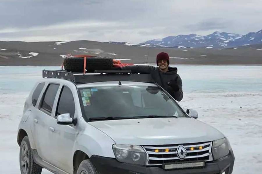 Inconsciente: Junto a su camioneta se sacó una foto en una laguna congelada