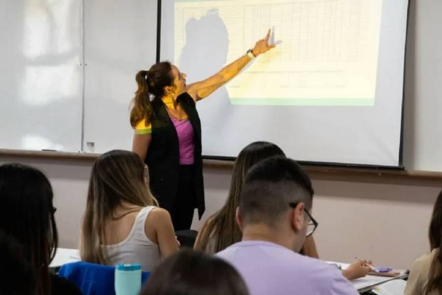 Sueldos universitarios en picada: podrían tener un retroceso de casi dos décadas