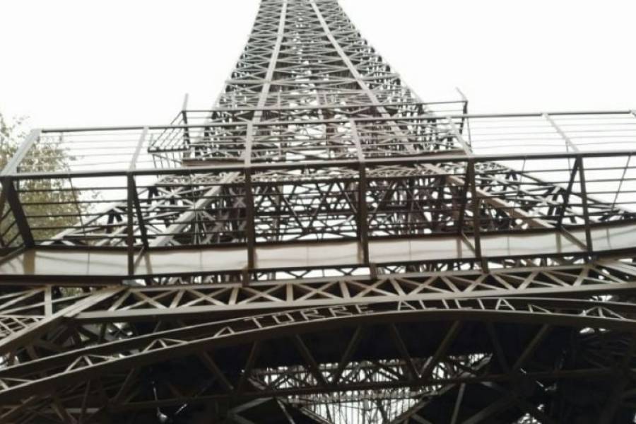 La Torre Eiffel en venta: por falta de espacio, ofrece la réplica que construyó en su patio