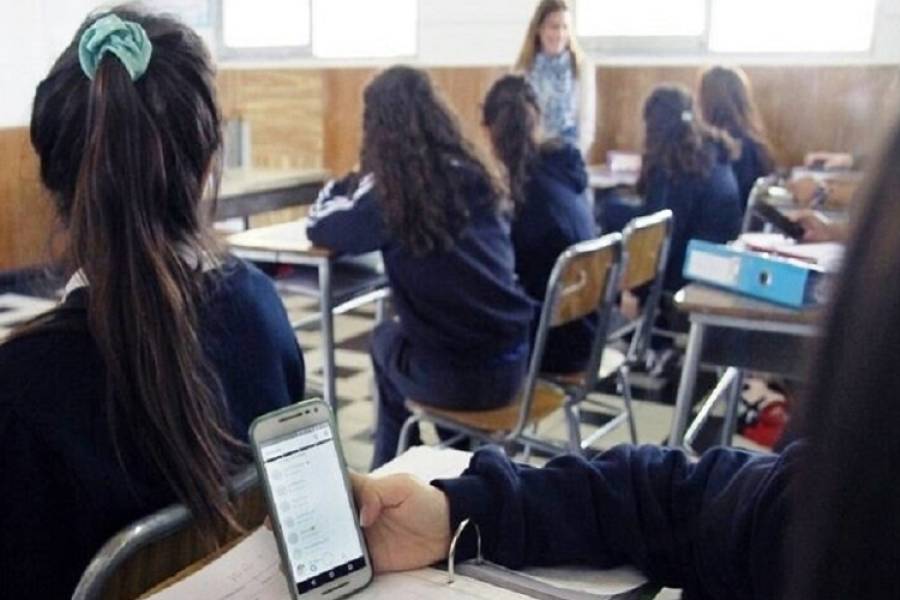 El celular en las aulas: “No buscamos su prohibición, pero si un uso restringido”