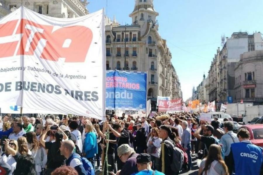 Nuevo revés judicial contra el mega DNU de Javier Milei: declararon inconstitucional la prohibición del derecho a huelga a los gremios docentes