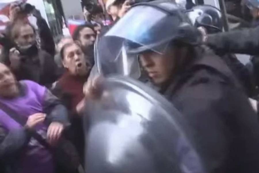 Protesta de jubilados en Plaza de Mayo: la policía reprimió con gas pimienta y empujones