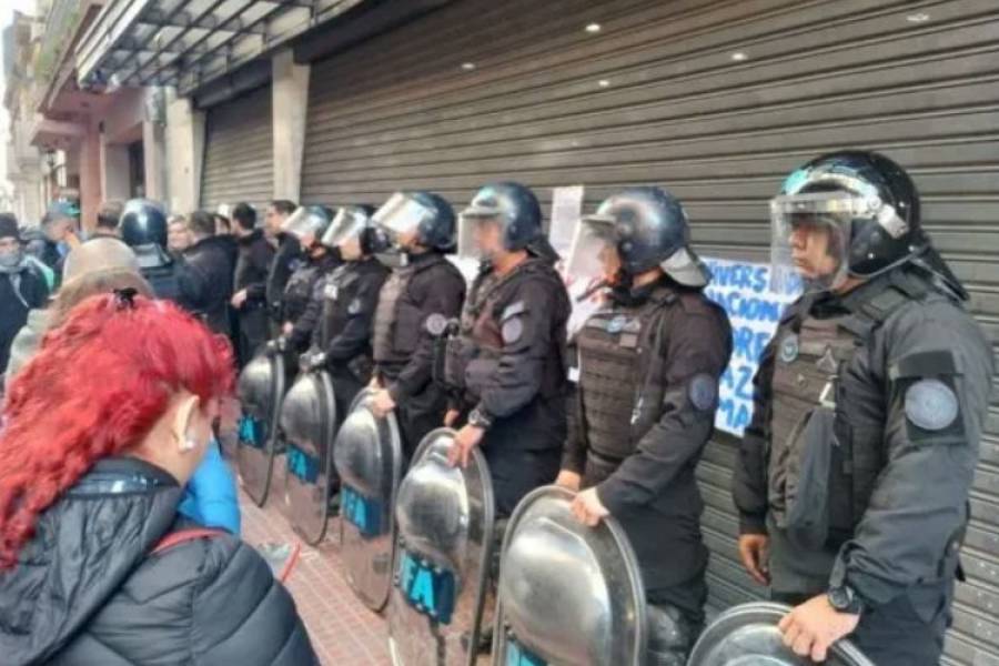 Denuncian el ingreso ilegal de la Policía Federal a la Universidad de las Madres de Plaza de Mayo