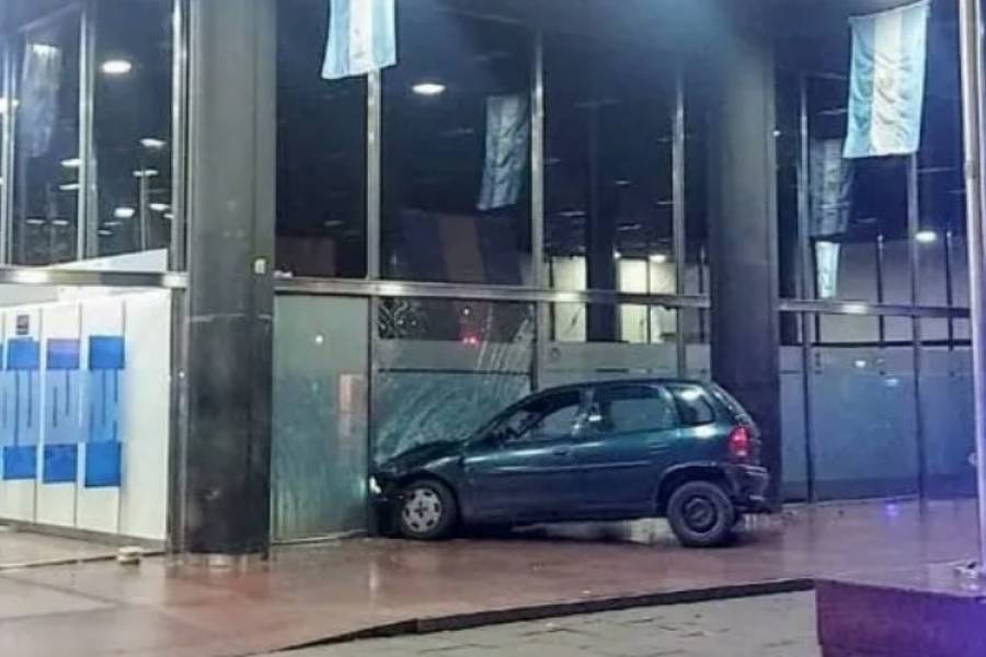 Rosario: chocó su auto contra un banco porque le negaron un crédito hipotecario