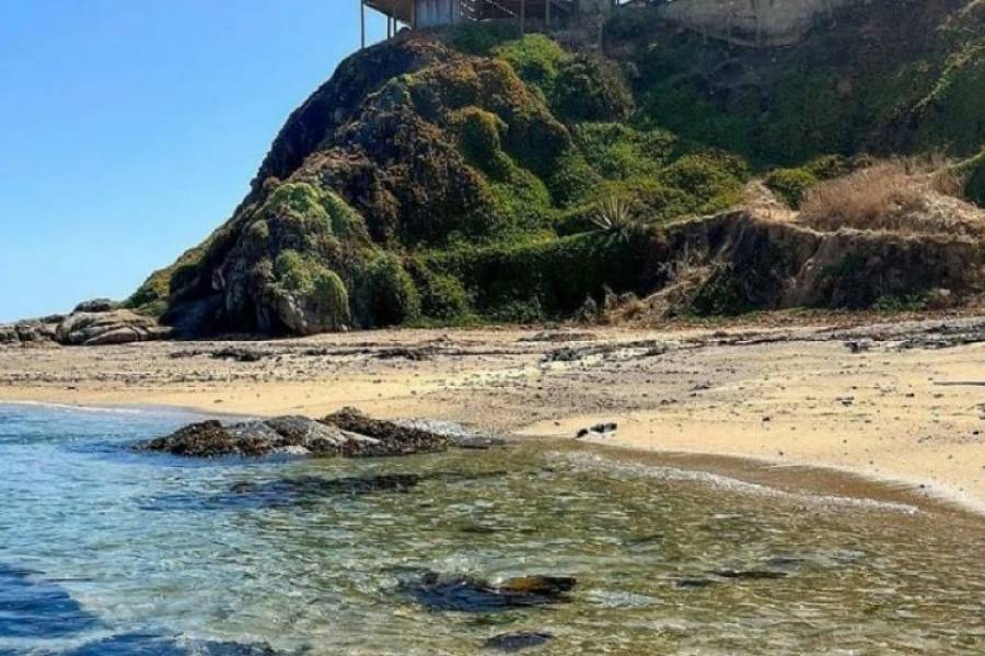 La desconocida playa chilena que sorprende con una majestuosa formación natural