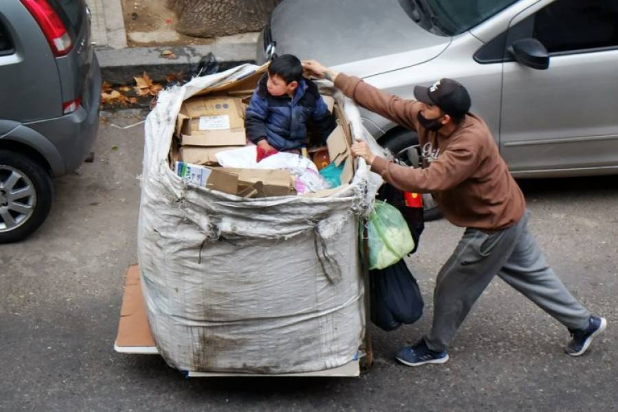 Una familia necesitó $ 939.886 en agosto para no ser pobre, informó el Indec